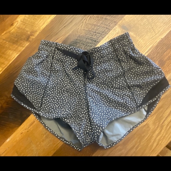 Lululemon Hotty Hot Shorts - Frozen Fizz, Sz 4 - Picture 13 of 16